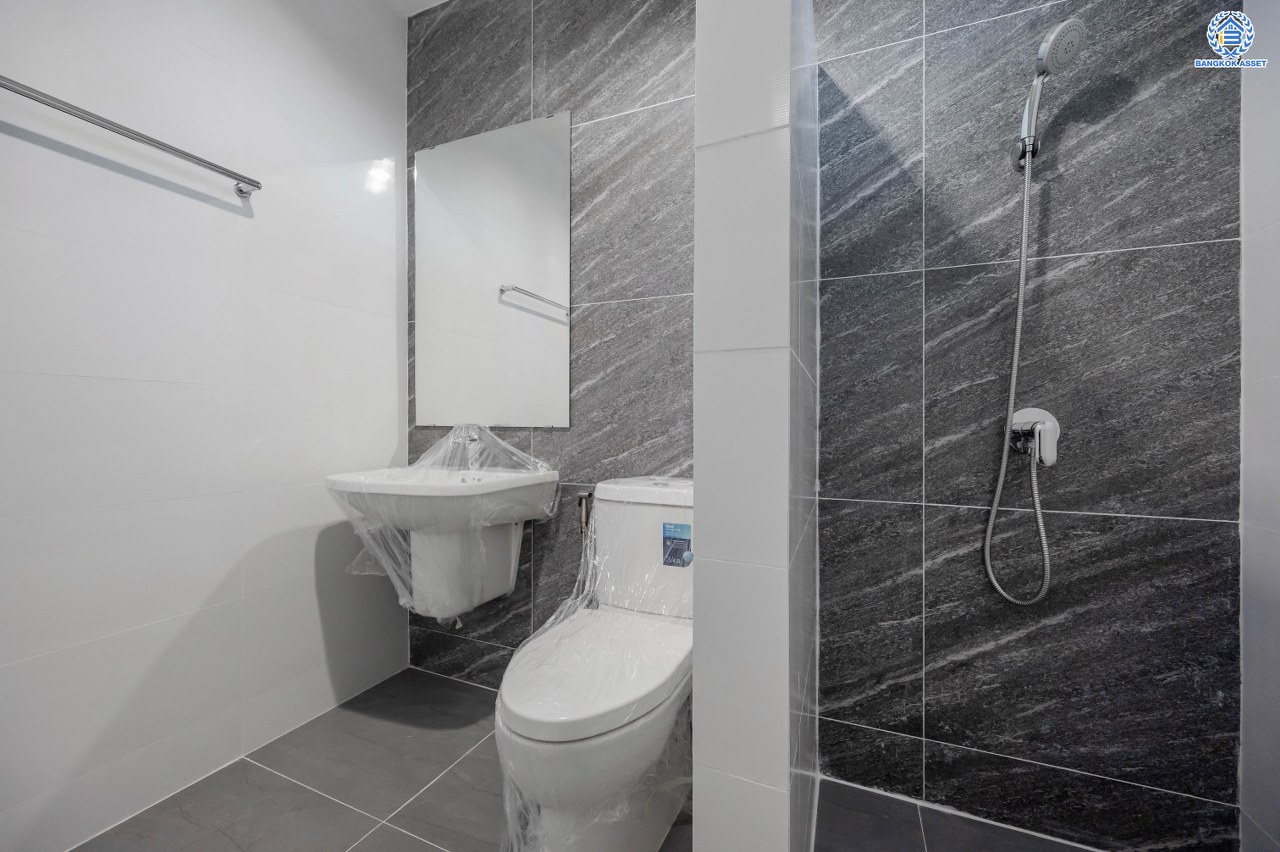 บ้านมือสองตกแต่งใหม่ โครงการ กฤษดานคร20 ปิ่นเกล้า-บรมราชชนนี เนื้อที่ 118 ตร.ว. พื้นที่ใช้สอย 612.6 ตร.ม. พร้อมฟังก์ชันจัดเต็ม 4 ห้องนอน 4 ห้องน้ำ 1 ห้องแม่บ้าน จอดรถได้ 3 คัน บนทำเลเชื่อมต่อเมืองอย่างรวดเร็ว ใกล้ทางคู่ขนานลอยฟ้าบรมราชชนนี ทางด่วน "กาญจนาภิเษก" ม.มหิดล เซ็นทรัลปิ่นเกล้า และตลาดสดธนบุรี